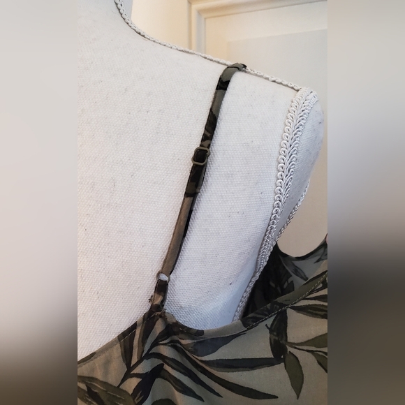 Old Navy Olive Leaf Print Cold Shoulder Ruffled Sleeve Cami Swing Top Size M NWT - Picture 3 of 8